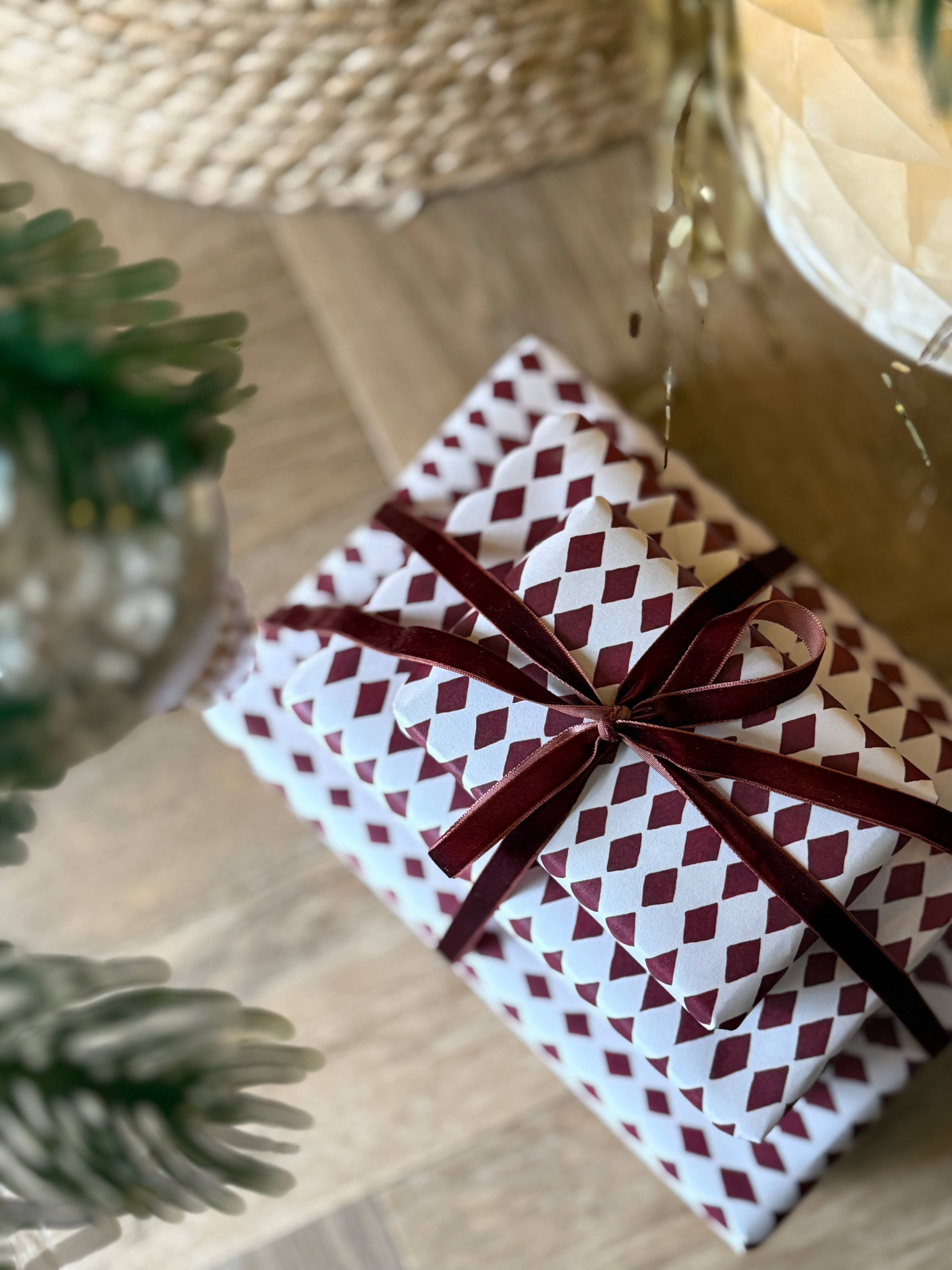 DIAMOND RED HARLEQUIN LUXURY GIFT WRAP
