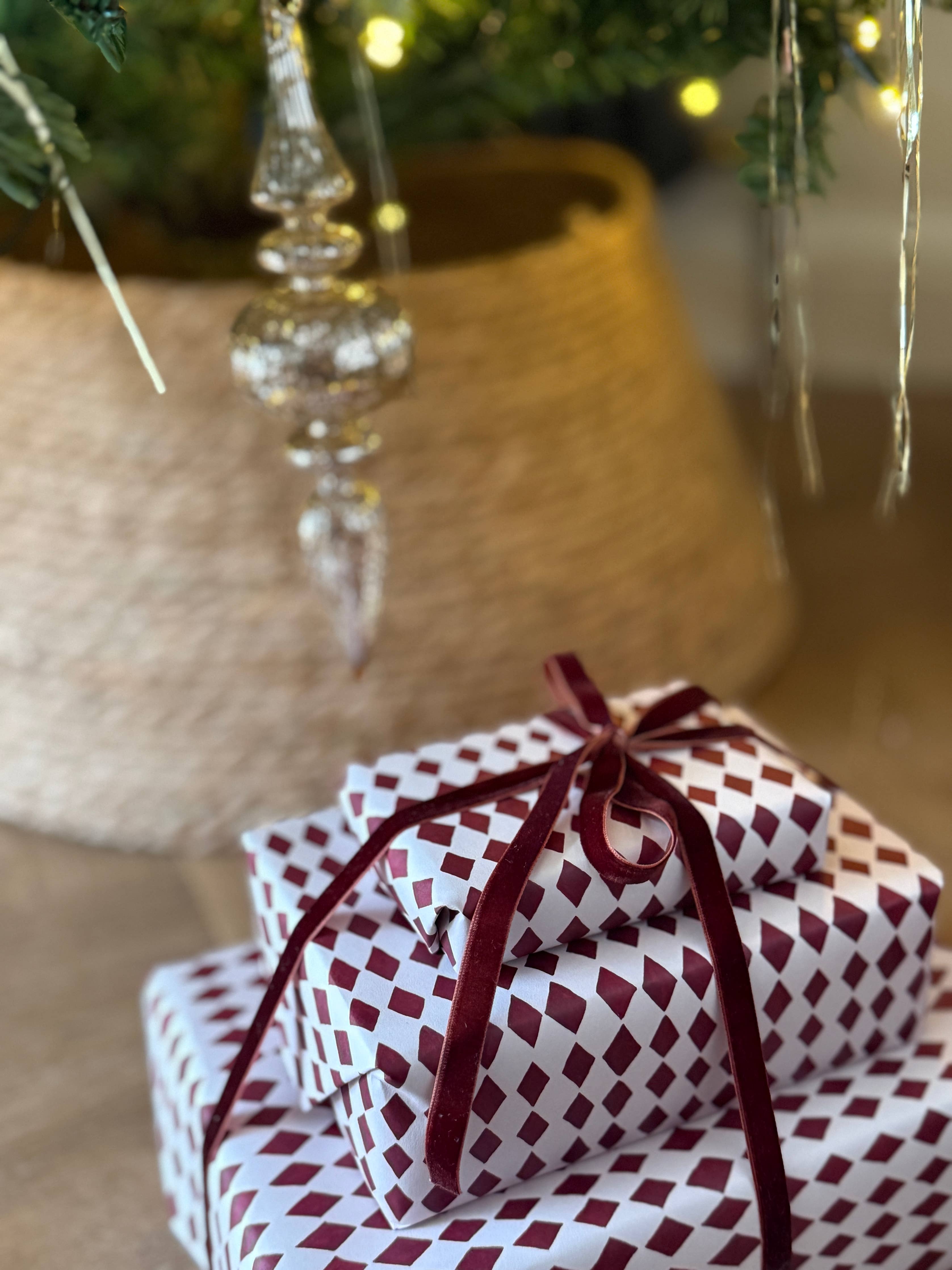 DIAMOND RED HARLEQUIN LUXURY GIFT WRAP